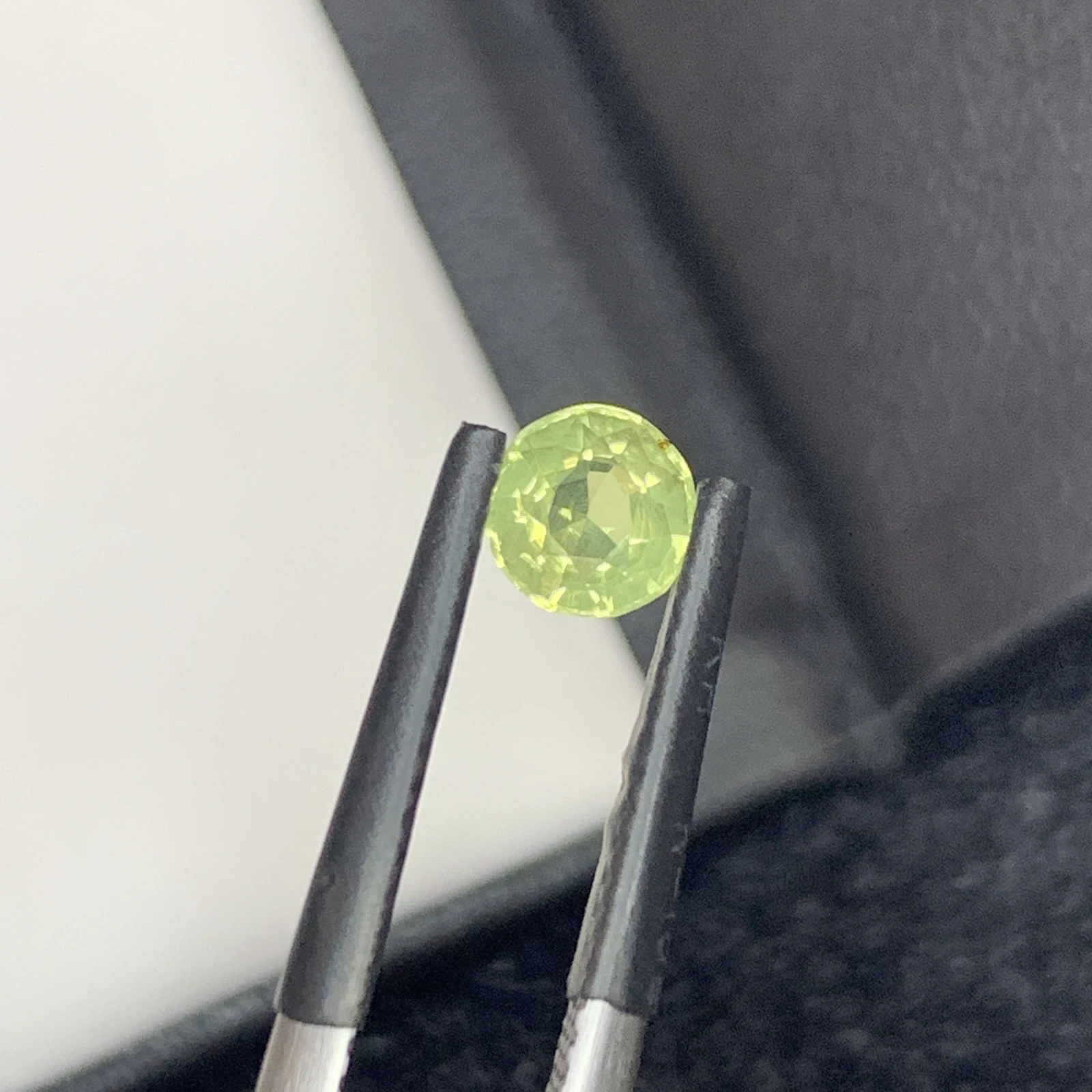 IGI Certified 0.67 ct Natural Green/Purplish Brown Alexandrite Round Shape Loose Gemstone from Sri Lanka — view 9